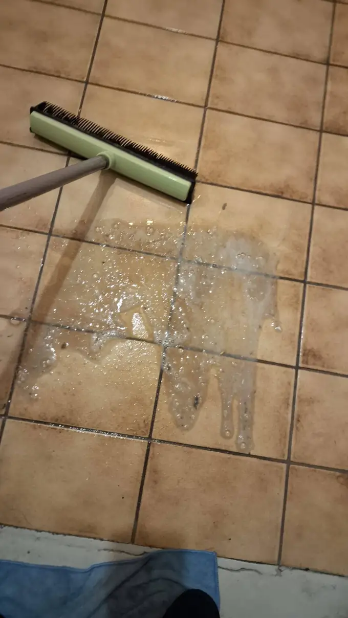 Tegelvloer tijdens een dieptereiniging met schuim
