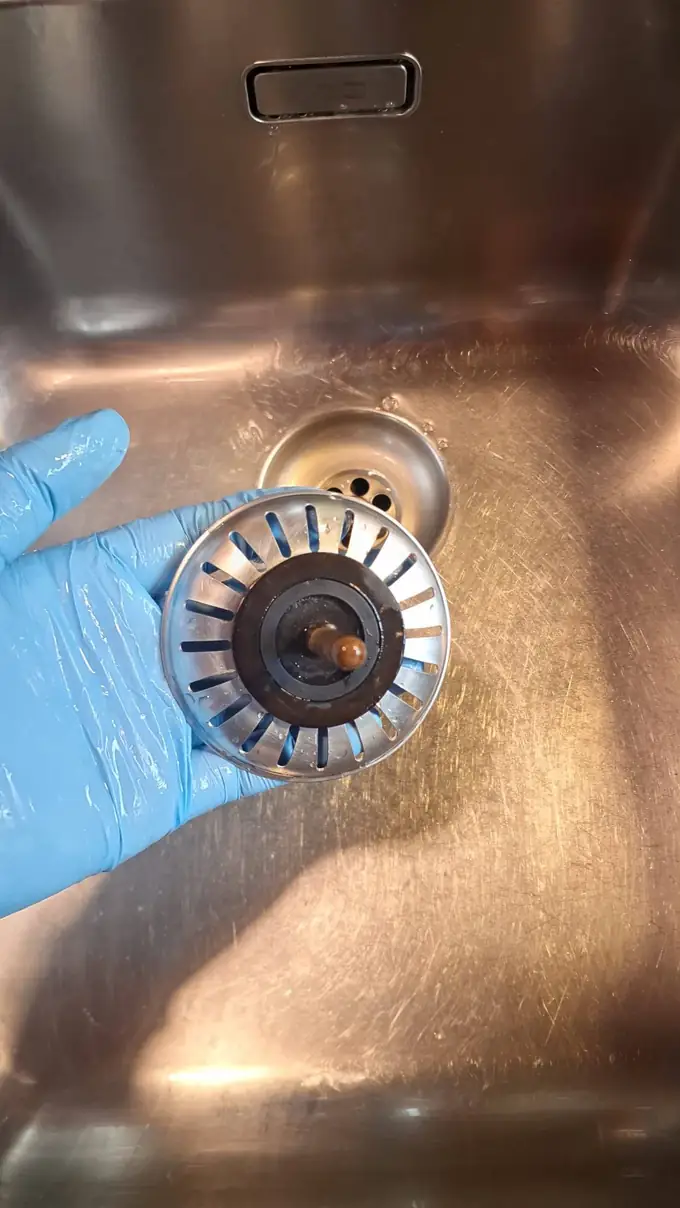 Keukenput en afvoer na de schoonmaak