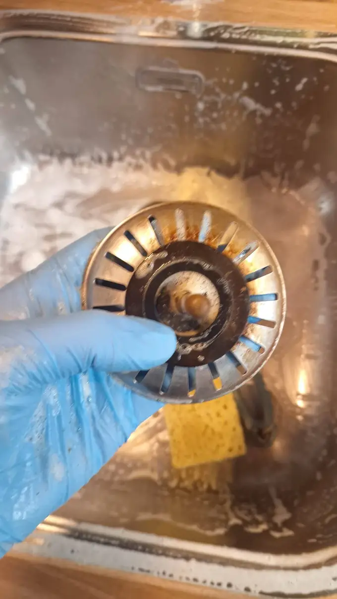 Keukenput en afvoer voor de schoonmaak