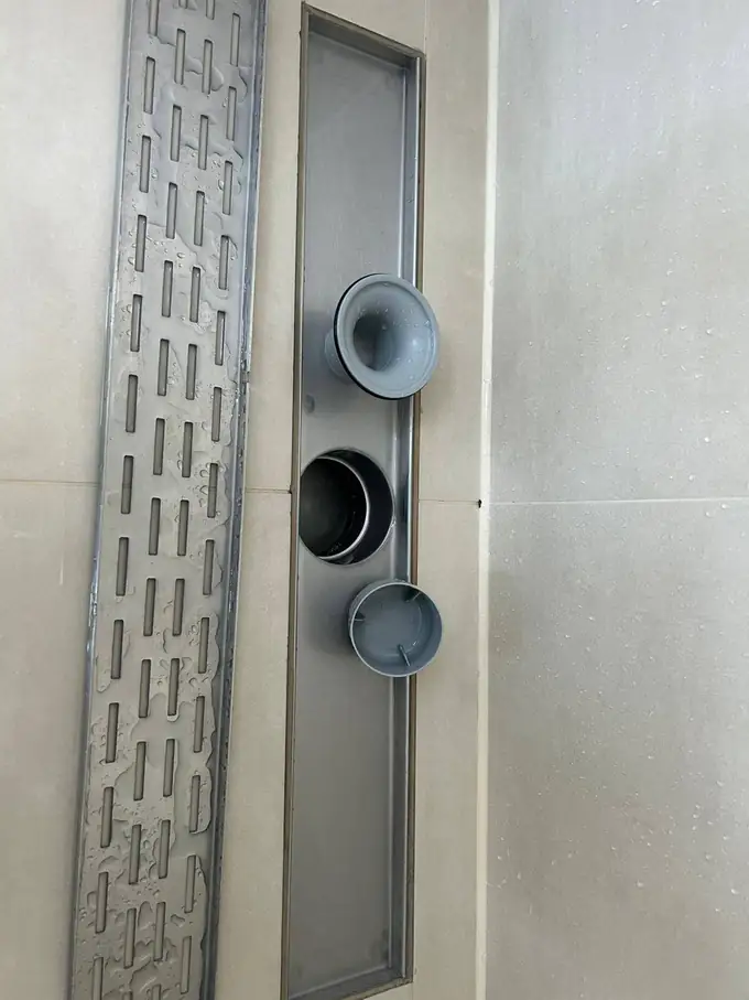 Lijngoot en douchegoot na de schoonmaak